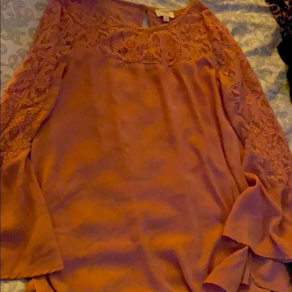 Long sleeve woman’s shirt with open arm sleeves